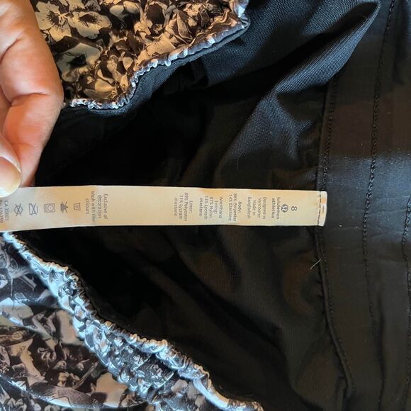 Lululemon Women's Tracker 4” Short Size 8 Black and White Floral GUC With Liner - Picture 6 of 8